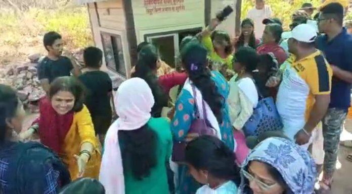 साताऱ्यातील महिला पर्यटकांचा किल्ले सिंधुदुर्गवर ‘अतिरेक’