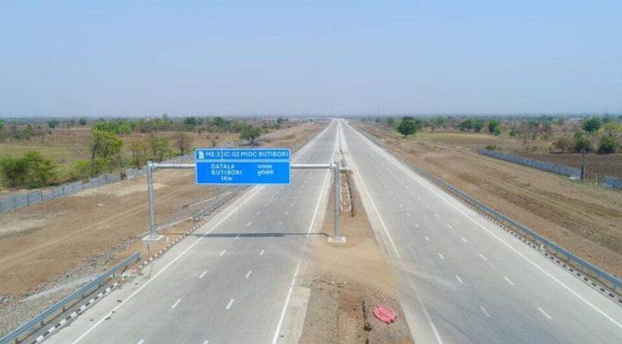 समृद्धी महामार्गावर केमिकल टँकर पुलावरून कोसळला…