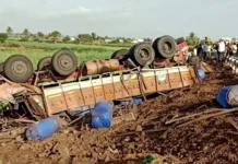रत्नागिरी-नागपूर महामार्गावर दोन ट्रकची समोरासमोर धडक होऊन भीषण अपघात.