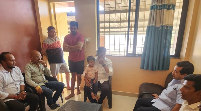 आ. नितेश राणे यांनी केले बाळ खडपे यांचे सांत्वन