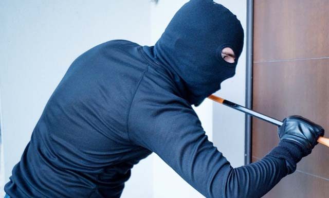 दापोली गव्हे येथे भरदिवसा झाली घरफोडी सव्वा तेरा लाखांचा मुद्देमाल लंपास