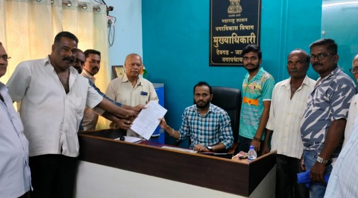 देवगड जामसांडे नगरपंचायत वार्ड क्रमांक अकरा हद्दीतील नागरिक रस्ता दुरुस्तीसाठी नगरपंचायतीत