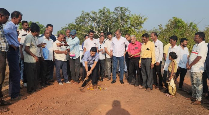 वाडातर पालयेवाडी येथील दोन रस्त्यांचे आ. नितेश राणे यांच्या हस्ते भूमिपूजन