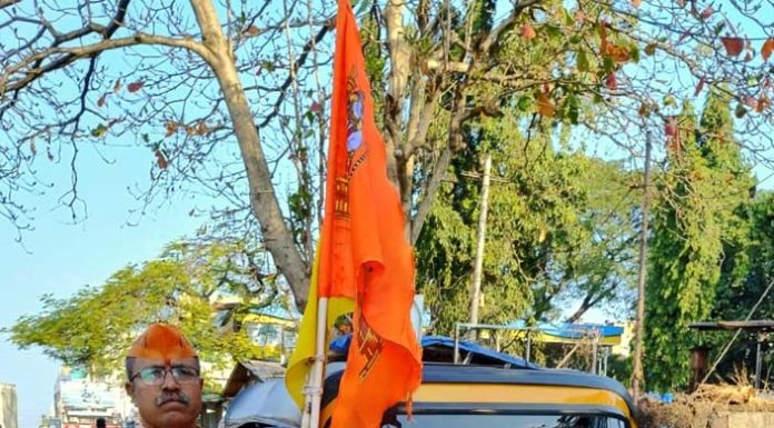 वीरेंद्र चव्हाण यांच्या रिक्षेवर श्री राम प्रतिमेसह भगवा फडकला