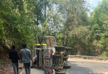 ओटवणे मेटात बोलेरो पलटी होऊन अपघात.