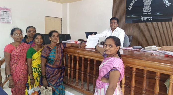 तळवडे BSNL सेवा सुरळीत होण्यासाठी तळवडे ग्रामस्थांच्या वतीने तहसीलदार रमेश पवार यांच्याकडे तसेच दूरसंचार विभागाकडे लेखी निवेदन देण्यात आले.