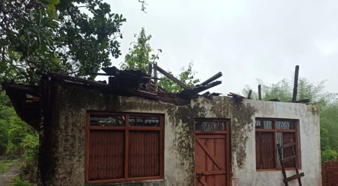 अलसुरे-शिरीषकरवाडी येथील समाज मंदिराचे मान्सूनपूर्व पावसात छत कोसळले