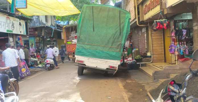 कणकवली बाजारपेठेत बुलेरो पिकअप टेम्पो रुतला
