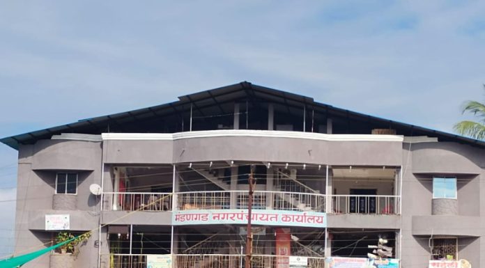 नगरपंचायत कार्यालय तिसऱ्या मजल्यावर, अपंग, जेष्ठ नागरीकांचे हाल