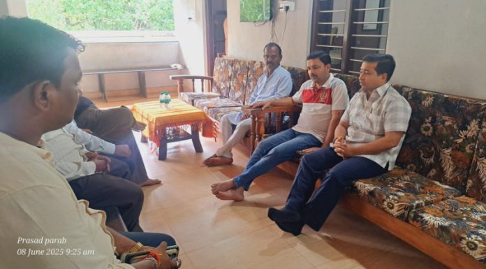 पालकमंत्री नितेश राणे यांनी केले जिल्हा बँक अध्यक्ष मनिष दळवी व कुटुंबीयांचे सांत्वन