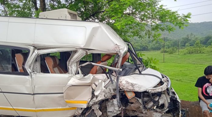 मुंबई गोवा महामार्गावर टेम्पो ट्रॅव्हलरची डंपरला धडक अपघातात दोन गंभीर