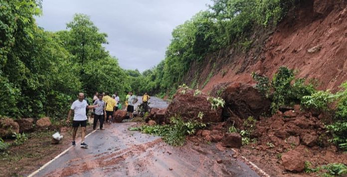दाभोली येथे फॅक्टरी जवळ मुख्य रस्त्यावर दरड कोसळली