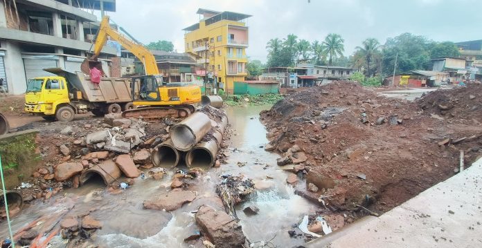 लांजा शहरात वहाळाच्या पुराचे पाणी नागरिकांच्या घरात