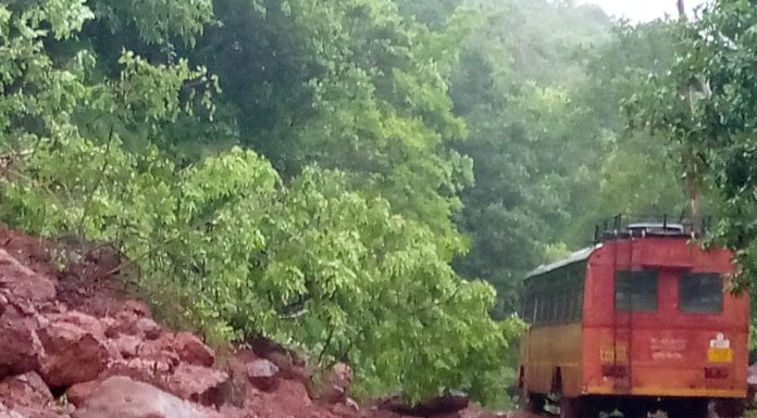 गुहागर Breaking : भातगाव वडाचीवाडी रस्त्यावर कोसळली दरड; एसटी अडकली