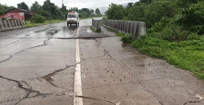 महामार्गावरील कळंबणी नजीक रस्ता खचला