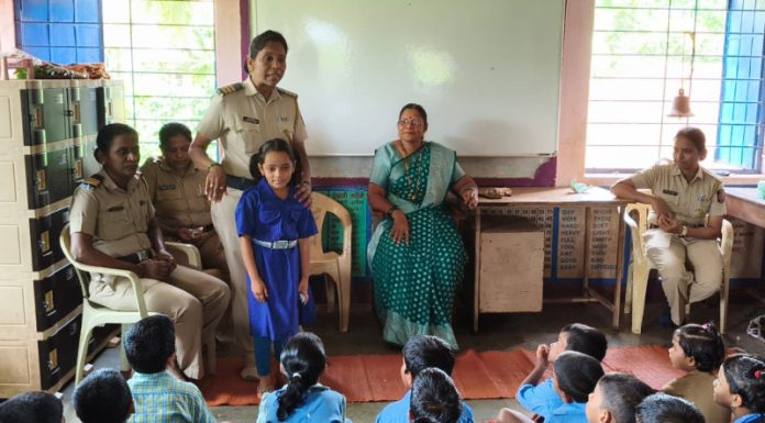 देवगड पोलिस ठाण्याच्या दामिनी पथकाची आदर्श शाळेला भेट, विद्यार्थ्यांना ‘गुड टच आणि बॅड टच’ बाबत मार्गदर्शन