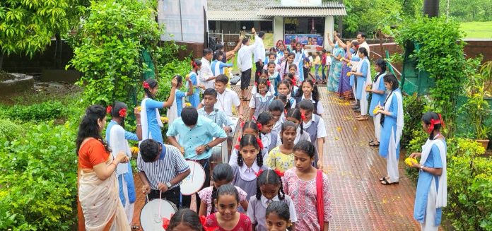 आंबडस विद्यालयात ढोल ताशांच्या गजरात नवागतांचे स्वागत