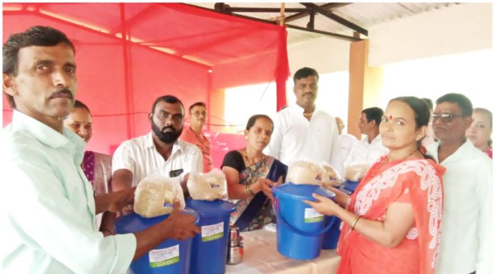 किर्लोस ग्रामपंचायतच्या वतीने शेतकऱ्यांना भात बियाणे तसेच प्रत्येक कुटुंबाला डसबीन वाटप