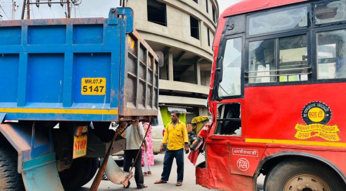 उभ्या ट्रकला एसटी बसची पाठीमागून धडक