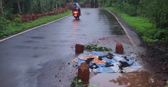 कोतळूक येथील खचलेल्या मोरीवर कार्यतत्पर तहसिलदारांच्या सूचनेवरून अखेर सार्वजनिक बांधकाम उपविभाग गुहागर वतीने तात्पुरती मलमपट्टी