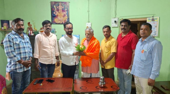 आणीबाणीत लोकांमध्ये भितीचे वातावरण होते. संघ कार्यकर्त्यांनी आत्मविश्र्वास समाजात जागविण्याचा प्रयत्न केला मुकुंद तथा नाना पाटणकर