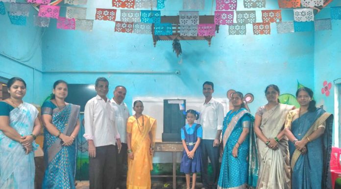 बुडके कुटुंबियांकडून साटेली केंद्रशाळेला माईक व स्पीकर भेट