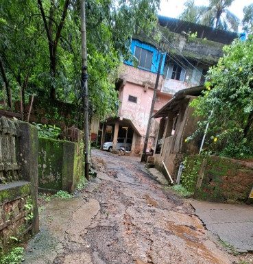 वरचीपेठ श्री महापुरूष मंदिर ते मापारी वाडा रस्त्याची पुरती दुरावस्था