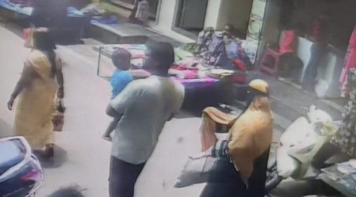 हातचलाखी करत दोघांच्या पर्स मधील पैसे केले लंपास