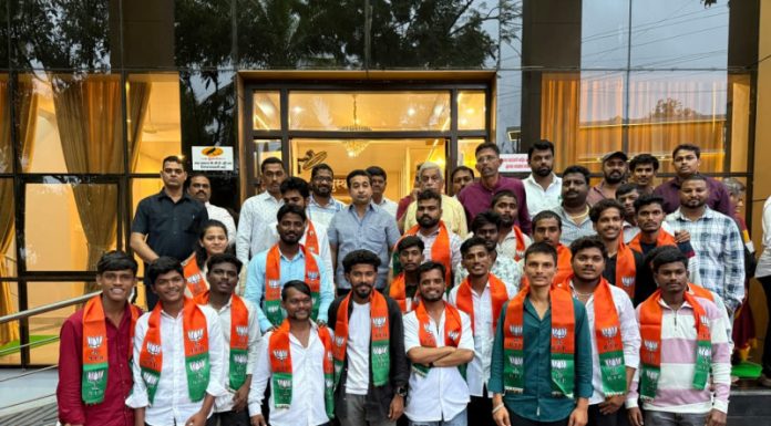 देवगड युथ फोरमचे अध्यक्ष अॅड. सिद्धेश माणगांवकर यांच्यासह शेकडो युवकांचा भाजप मध्ये प्रवेश