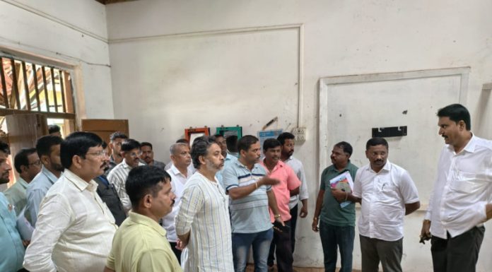 आमदार निलेश राणे यांनी केली पाट केंद्र शाळेची पाहणी