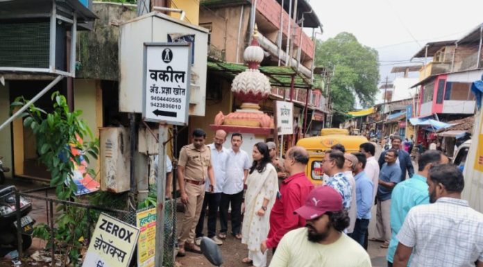 कणकवली बाजारपेठेत रस्त्यावरील अतिक्रमणांची पाहणी