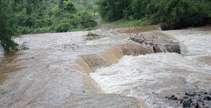 अतिवृष्टीमध्ये नारूर येथील कॉजवे गेला वाहून
