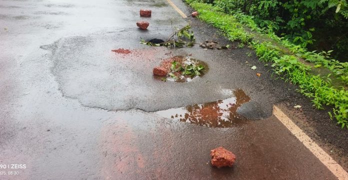 कोतळूक येथील मोरी खचली