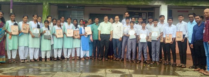 आंबडस विद्यालयात हुशार व गरजू विद्यार्थ्यांना शैक्षणिक साहित्याचे वाटप