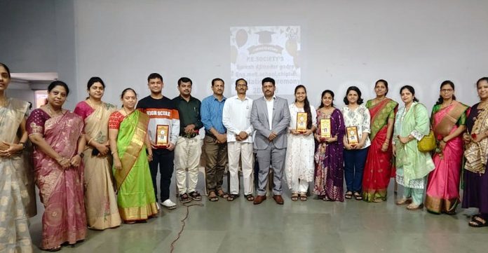 सुरेश दामोदर गद्रे इंग्लिश मिडीअम स्कूलमध्ये गुणवंत विद्यार्थ्यांचा सत्कार