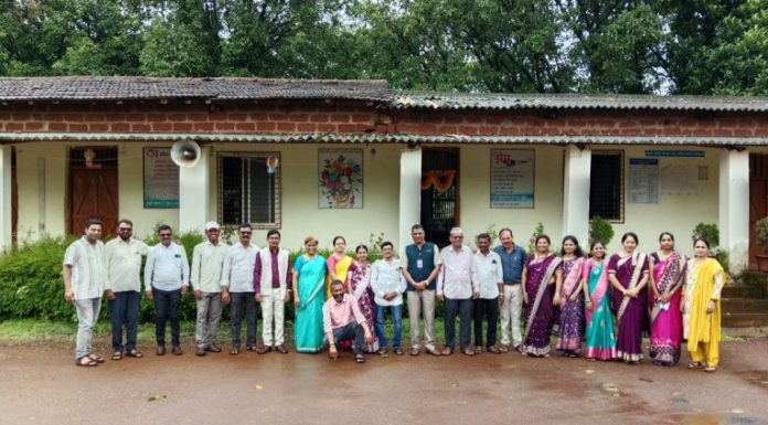 अडरे हायस्कूलच्या माजी विद्यार्थ्यांची तीस वर्षांनी भेट