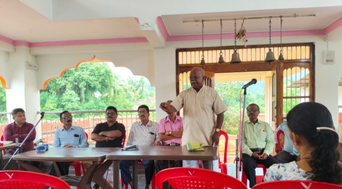 गुणवंत विद्यार्थी आणि पाल्यास मराठी शाळेत दाखल करणाऱ्या पालकांचा गौरव
