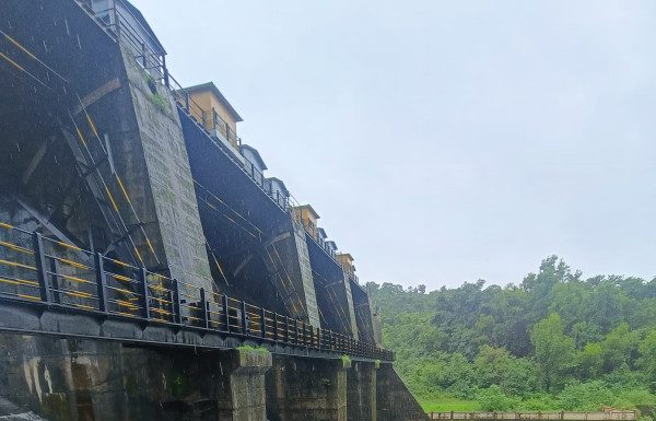 तिलारी धरणाच्या मुख्य चार गेटमधून पाण्याचा उत्सर्ग सूरू