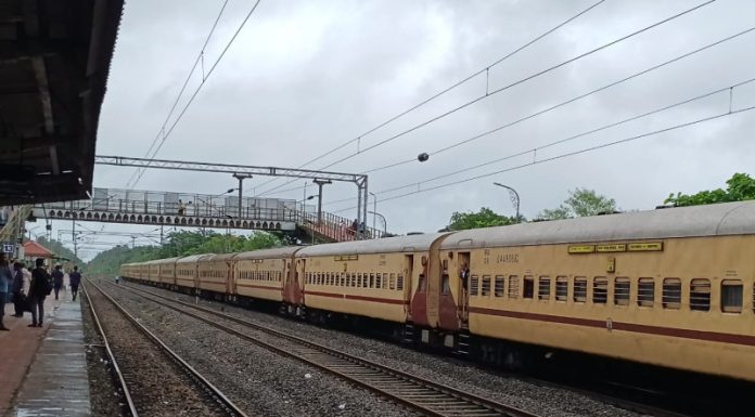 मुंबई – मडगाव तुतारी एक्सप्रेसच्या इंजिनमध्ये बिघाड