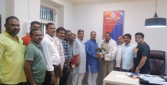 शिवसेना उपनेत्यांकडून खेडच्या नूतन पोलीस निरीक्षकांचे स्वागत