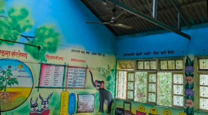 पावसाच्या सहवासात विद्यार्थी गिरवताहेत शिक्षणाचे धडे!