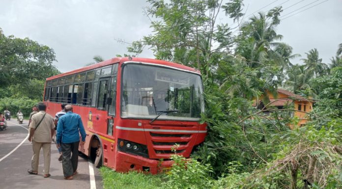 वेंगुर्ले मठ येथील वळणावर एसटी बस रस्ता सोडून बाजूला घसरली : सर्वजण सुखरूप: सुदैवाने मोठा अनर्थ टाळला
