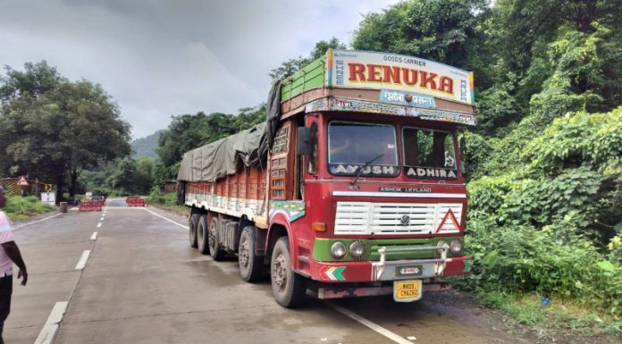 दारुने भरलेला ट्रक पोलिसांच्या ताब्यात