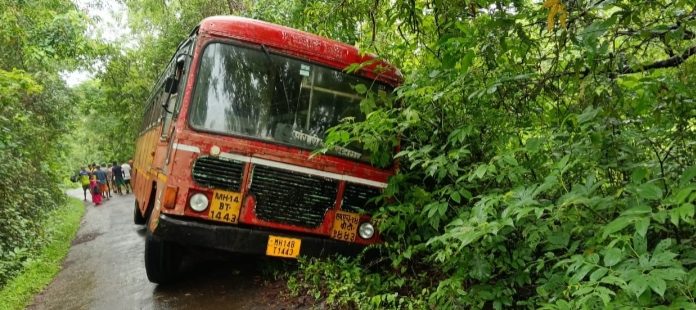 खरेकोंड येथे साईड देताना एसटी बस घसरली