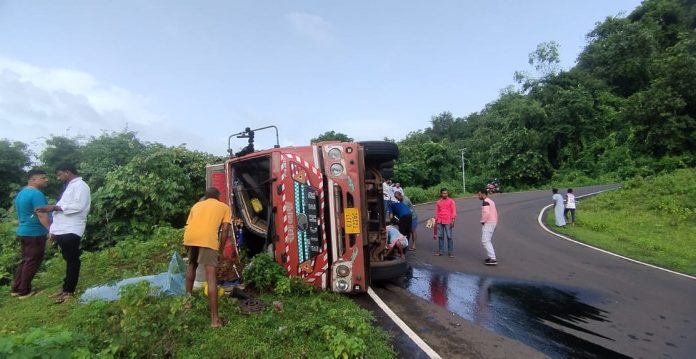 Breaking: फुणगुस येथे केमिकलने भरलेला टँकर पलटी, बॅरल गेले जंगलात