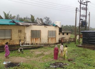 पिरावाडी येथे वादळी वाऱ्यामुळे नुकसान