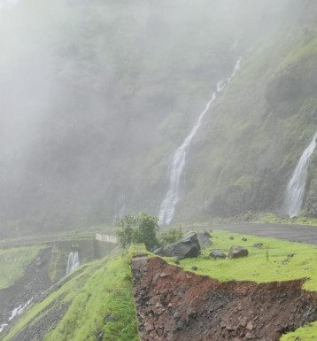 Breaking News: रघुवीर घाटात शनिवारी पुन्हा कोसळली दरड
