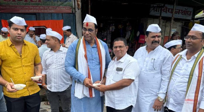 आषाढी एकादशीनिमित्त खेडमध्ये साबुदाणा खिचडीचे वाटप