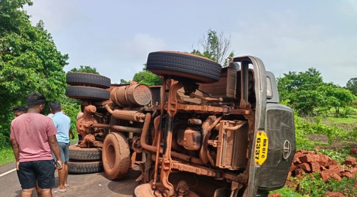 कर्लाचाव्हाळ येथे डंपर अपघात..