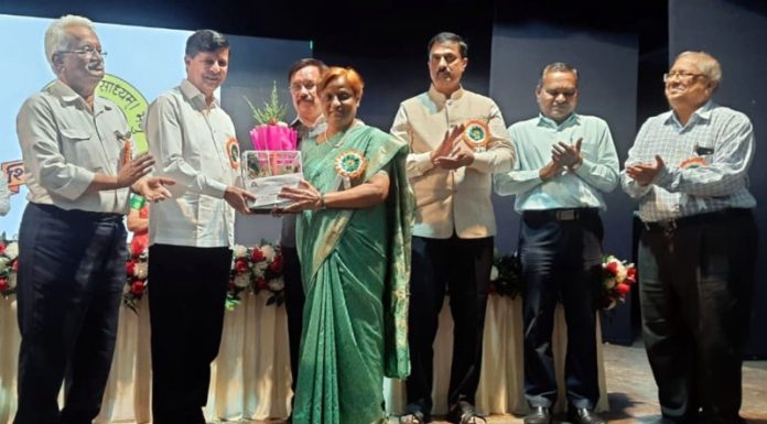 सुषमा इंदुलकर यांचा आदर्श निवृत्त मुख्याध्यापक पुरस्काराने गौरव